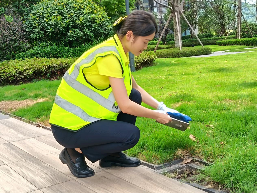 小区物业管家日常巡查。万科物业供图